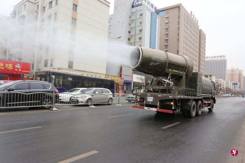 河南郑州市金水区城市管理局今年初新购置的雾炮车,一次能装10吨水,可供雾炮喷射75分钟,喷射的水雾颗粒达到微米级,最远能达到近百米,据说能有效分解空气中的污染颗粒物、尘埃等,从而有效缓解雾霾。不过,不少专家认为这类车辆无法有效治霾。(中新社档案照片) 河南郑州市金水区城市管理局今年初新购置的雾炮车,一次能装10吨水,可供雾炮喷射75分钟,喷射的水雾颗粒达到微米级,最远能达到近百米,据说能有效分解空气中的污染颗粒物、尘埃等,从而有效缓解雾霾。不过,不少专家认为这类车辆无法有效治霾。(中新社档案照片)