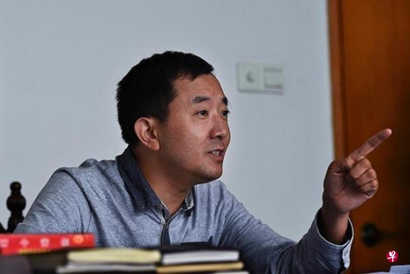 陈行甲去年6月才被中组部评为“全国优秀县委书记”,据称还得到中共总书记习近平的接见,今年9月获列为湖北恩施“州领导班子换届新提拔(重用)人选考察对象”,被认为仕途光明。(互联网) 陈行甲去年6月才被中组部评为“全国优秀县委书记”,据称还得到中共总书记习近平的接见,今年9月获列为湖北恩施“州领导班子换届新提拔(重用)人选考察对象”,被认为仕途光明。(互联网)