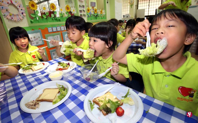 健培计划工作小组有意和社区伙伴合作,除了通过学校灌输健康知识,也在社区提升国人保健意识,包括从小培养良好的饮食习惯。(周柏荣摄) 健培计划工作小组有意和社区伙伴合作,除了通过学校灌输健康知识,也在社区提升国人保健意识,包括从小培养良好的饮食习惯。(周柏荣摄)