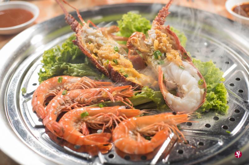 天天蒸彩推出的套餐包括南非活鲍鱼、生猛膏蟹、老虎活生虾等海鲜。 天天蒸彩推出的套餐包括南非活鲍鱼、生猛膏蟹、老虎活生虾等海鲜。