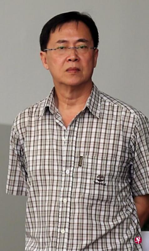 被告陈贤贵缴付罚款后离开国家法院。(海峡时报) 被告陈贤贵缴付罚款后离开国家法院。(海峡时报)