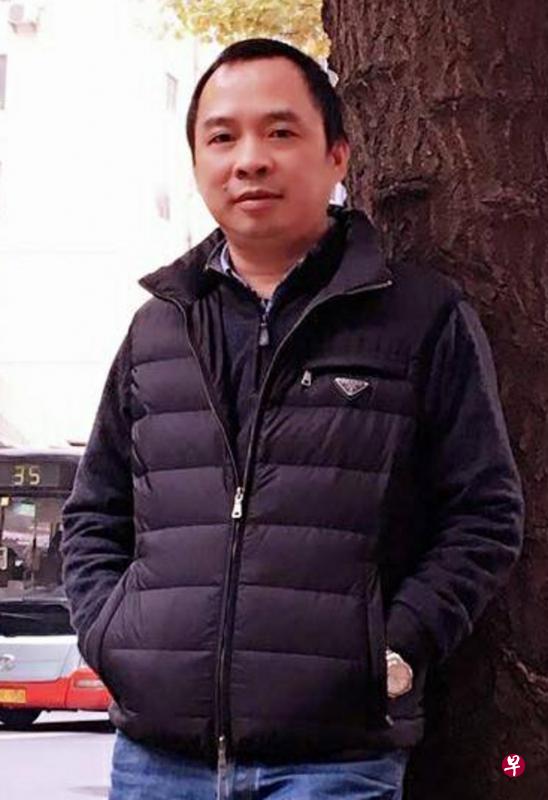 成都某三甲医院泌尿外科副主任医师任黎明本月4日在微博晒了万元羽绒服的照片，引起小争议。　　　　　　　　　（任黎明微博）