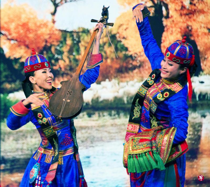 “草原的呼唤”内蒙古民族艺术歌舞晚会的演出,包括马头琴演奏。 “草原的呼唤”内蒙古民族艺术歌舞晚会的演出,包括马头琴演奏。