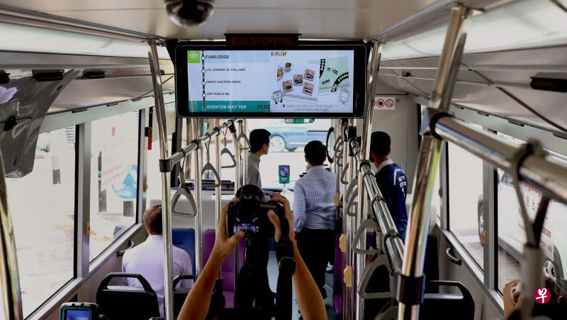 新安装的巴士信息显示系统将显示更多信息,包括巴士目前所在的巴士站、巴士终点站名称以及实时路况消息,给乘客带来更多便利。(何炳耀摄) 新安装的巴士信息显示系统将显示更多信息,包括巴士目前所在的巴士站、巴士终点站名称以及实时路况消息,给乘客带来更多便利。(何炳耀摄)