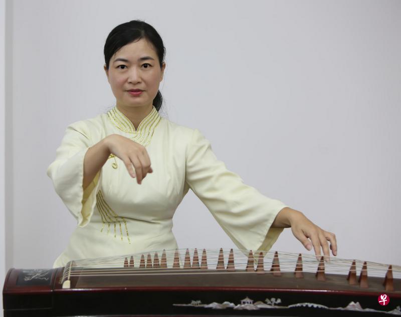 中国汕头潮乐团的古筝演奏家林英平。 中国汕头潮乐团的古筝演奏家林英平。