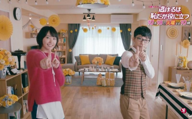 TBS日剧《逃避可耻但有用——月薪娇妻》片尾出现的“恋爱舞”在网上爆红。 (图片取自互联网) TBS日剧《逃避可耻但有用——月薪娇妻》片尾出现的“恋爱舞”在网上爆红。 (图片取自互联网)