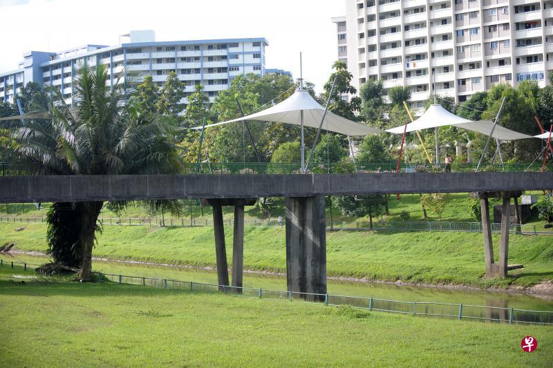 乌鲁班丹河行人桥(左)和桥上的喂鱼人(下),是该区独特的地标之一。(档案照) 乌鲁班丹河行人桥(左)和桥上的喂鱼人(下),是该区独特的地标之一。(档案照)