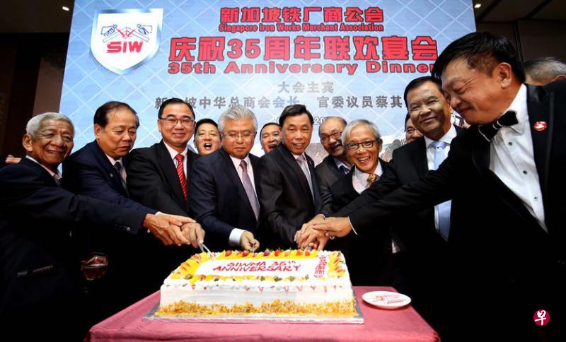 蔡其生(左五)、铁厂商公会会长薛兴(左七)及公会全体董事,一起在台上主持切蛋糕庆祝仪式。(邝启聪摄) 蔡其生(左五)、铁厂商公会会长薛兴(左七)及公会全体董事,一起在台上主持切蛋糕庆祝仪式。(邝启聪摄)