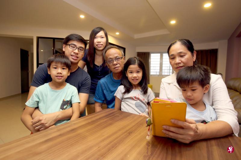 欧阳彦佩(左三)和丈夫王德伟(左二)及三个孩子今年10月迁入裕廊西的公寓式组屋。这个单位与王德伟的父母(左四及右一)家只有三个巴士站的车程,三代人因此能方便往来共享天伦之乐。(陈斌勤摄) 欧阳彦佩(左三)和丈夫王德伟(左二)及三个孩子今年10月迁入裕廊西的公寓式组屋。这个单位与王德伟的父母(左四及右一)家只有三个巴士站的车程,三代人因此能方便往来共享天伦之乐。(陈斌勤摄)