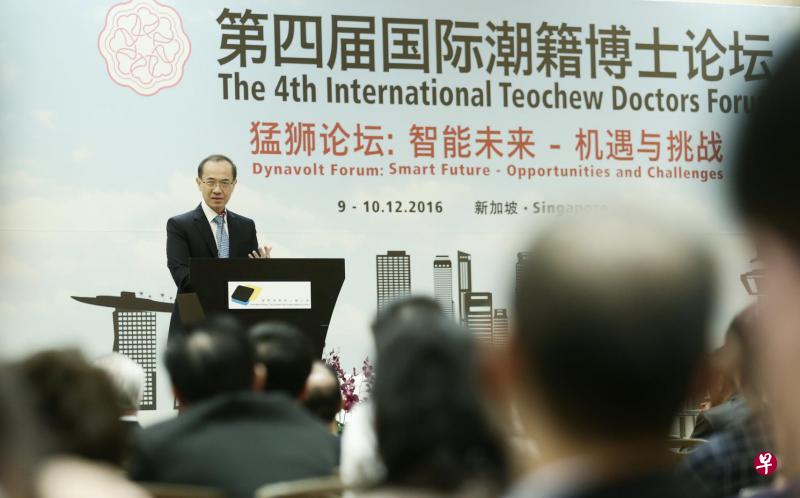 杨荣文前天在“第四届国际潮籍博士论坛”发表专题演讲后回答观众提问。这一届潮籍博士论坛配合潮州节2016,首次在本地举行。(陈渊庄摄) 杨荣文前天在“第四届国际潮籍博士论坛”发表专题演讲后回答观众提问。这一届潮籍博士论坛配合潮州节2016,首次在本地举行。(陈渊庄摄)