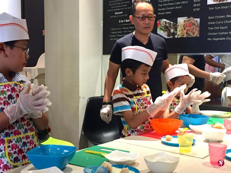 泰国餐馆Mooks Thai Bistro举办儿童假期烹饪班,让孩子在专人指导下,下厨给父母吃。(图/受访者提供) 泰国餐馆Mooks Thai Bistro举办儿童假期烹饪班,让孩子在专人指导下,下厨给父母吃。(图/受访者提供)