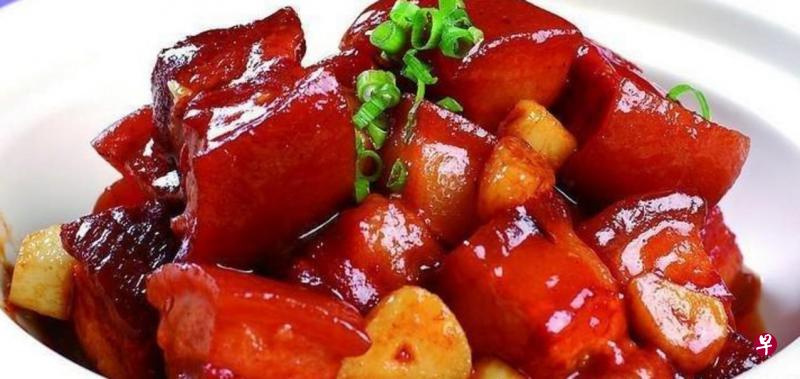 毛家红烧肉不放酱油。凡放酱油的毛家红烧肉上桌，你就可以把厨师叫过来给他上上课。