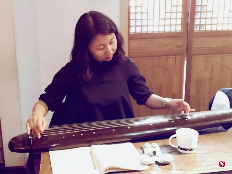 北京外企财务主管罗娜每天都要腾出一段时间与古琴相处,愉悦自己,能让自己的内心静下来。(受访者提供) 北京外企财务主管罗娜每天都要腾出一段时间与古琴相处,愉悦自己,能让自己的内心静下来。(受访者提供)