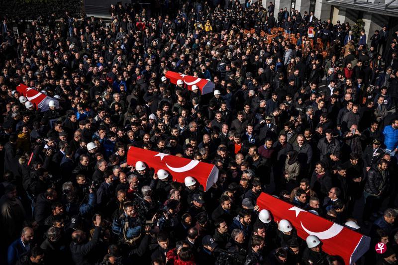 伊斯坦布尔警察总部11日为殉职的警员举行葬礼,土耳其当天也举行了一天的全国哀悼。(法新社) 伊斯坦布尔警察总部11日为殉职的警员举行葬礼,土耳其当天也举行了一天的全国哀悼。(法新社)