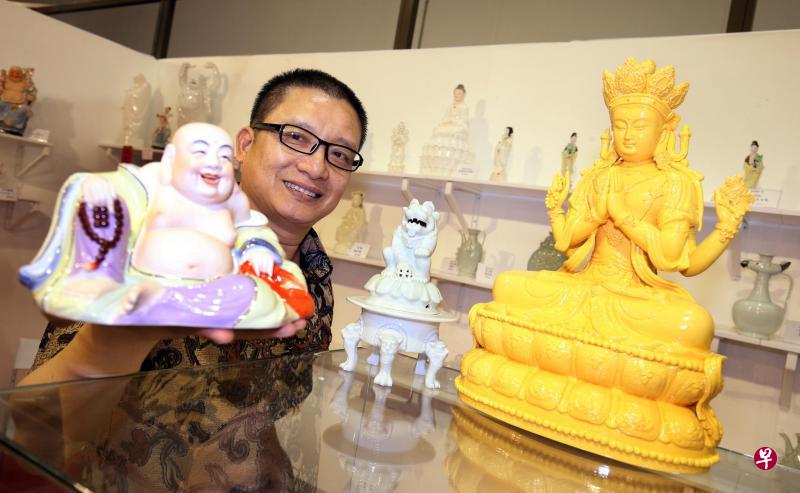 李炳炎所创立的颐陶轩,这次为潮州节带来三个不同系列的文创作品。左起是枫溪系列的彩绘弥勒佛,仿宋青白釉系列的狮盖兽足熏炉和吉祥系列的黄釉四臂观音坐像。 李炳炎所创立的颐陶轩,这次为潮州节带来三个不同系列的文创作品。左起是枫溪系列的彩绘弥勒佛,仿宋青白釉系列的狮盖兽足熏炉和吉祥系列的黄釉四臂观音坐像。