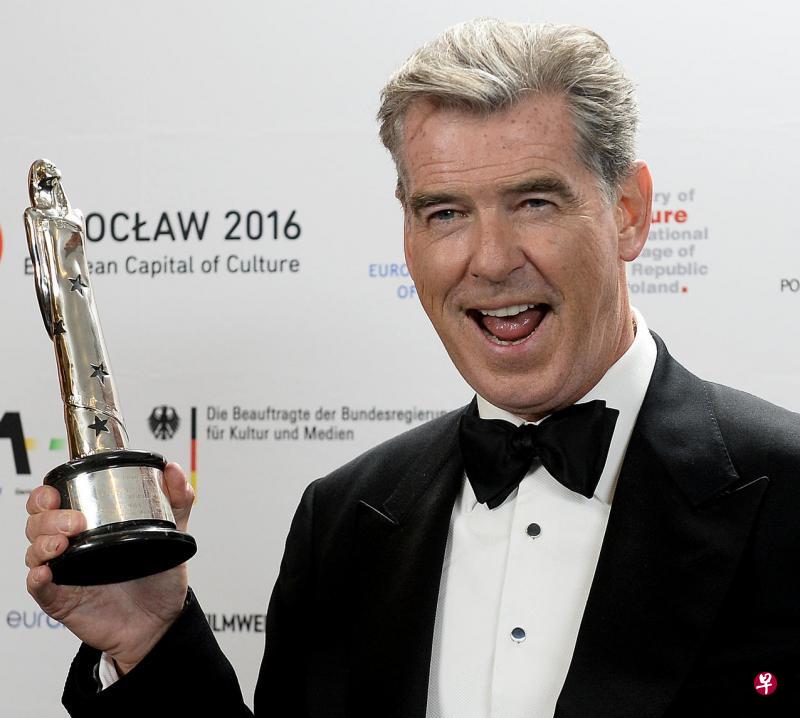 前“007”Pierce Brosnan获颁世界影坛成就奖。(法新社) 前“007”Pierce Brosnan获颁世界影坛成就奖。(法新社)