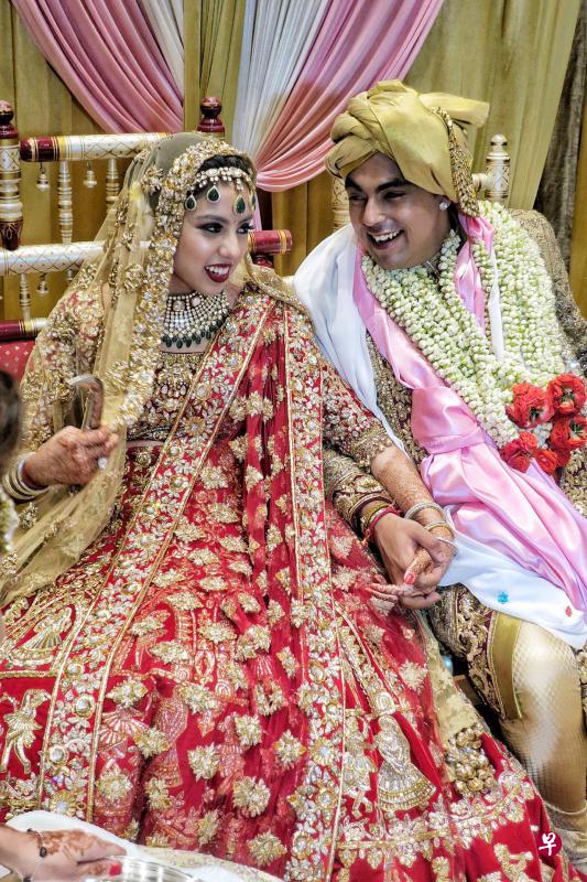 印度贵族婚礼上,新人及双方家族的服饰皆由宝莱坞专为明星设计高级定制礼服的设计师Manish Malhotra包办。 印度贵族婚礼上,新人及双方家族的服饰皆由宝莱坞专为明星设计高级定制礼服的设计师Manish Malhotra包办。