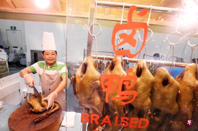 建业酒家董事长纪瑞喜不仅监督卤鸭,还亲自操刀,让食客尝到原汁原味的汕头建业卤鸭芳香味。 建业酒家董事长纪瑞喜不仅监督卤鸭,还亲自操刀,让食客尝到原汁原味的汕头建业卤鸭芳香味。