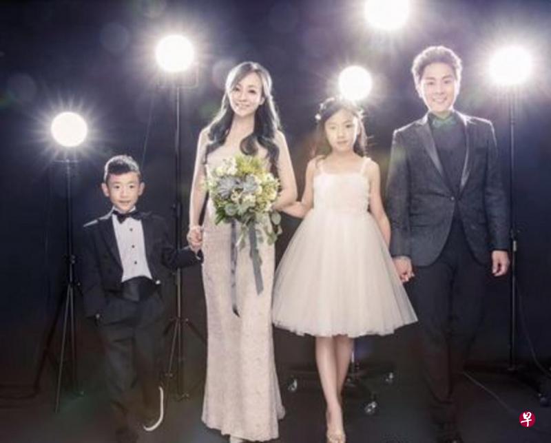 王仁甫、季芹结婚10周年,一家四口拍全家福。(星恒娱乐图) 王仁甫、季芹结婚10周年,一家四口拍全家福。(星恒娱乐图)