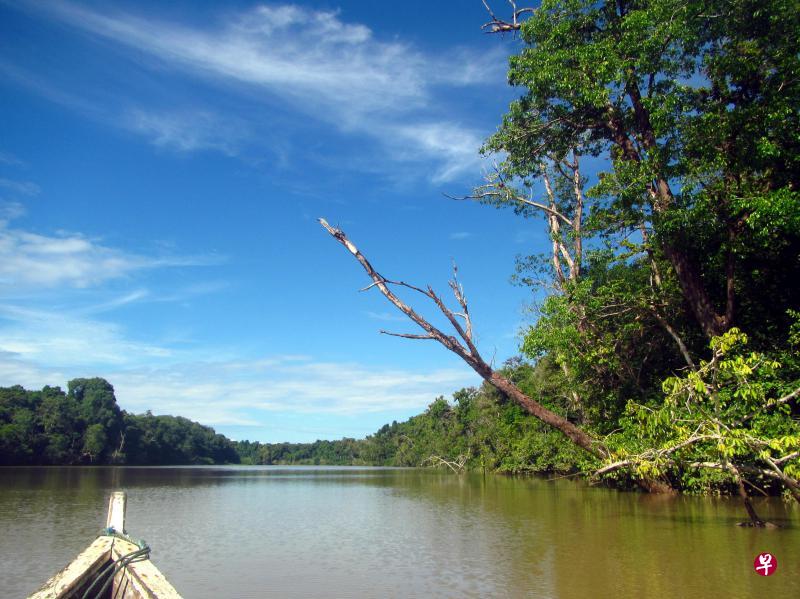 乘船欣赏达连隘口美景。 乘船欣赏达连隘口美景。