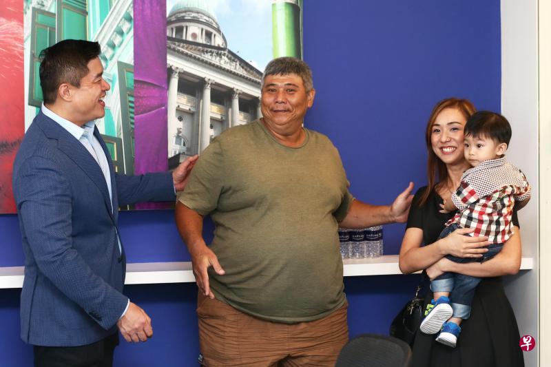 楷博策划了特殊的颁奖典礼,宣布将资助徐宝祥(中)女儿的学业,左为楷博董事长张吉良,右为抱着小儿子的郑媛蔚。 楷博策划了特殊的颁奖典礼,宣布将资助徐宝祥(中)女儿的学业,左为楷博董事长张吉良,右为抱着小儿子的郑媛蔚。