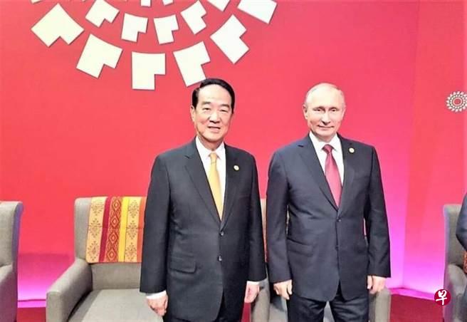 谢金河透露,宋楚瑜在APEC高峰会中,多次与普京会谈。(图片: 谢金河面簿) 谢金河透露,宋楚瑜在APEC高峰会中,多次与普京会谈。(图片: 谢金河面簿)