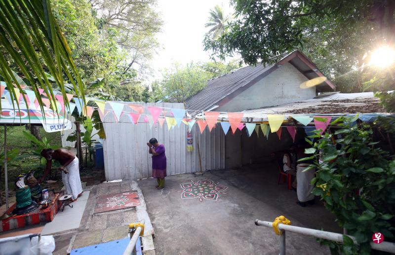 “铁道神庙”用临时建筑材料搭建而成，庙宇负责人希望能保留这个地方，让信徒继续前来祭祀。（邝启聪摄）