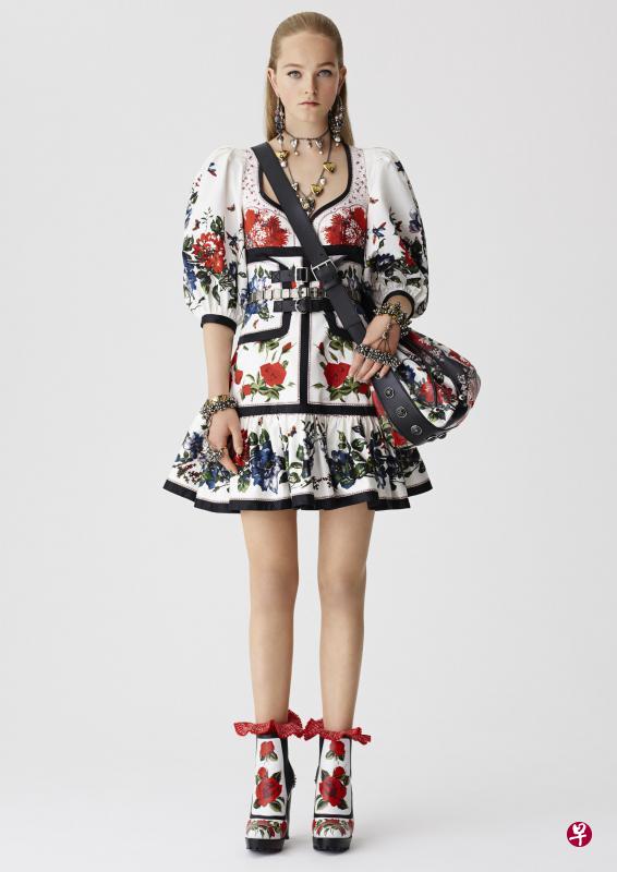 MCQ把垫肩、复古和壁纸大花图案融于女装。 MCQ把垫肩、复古和壁纸大花图案融于女装。