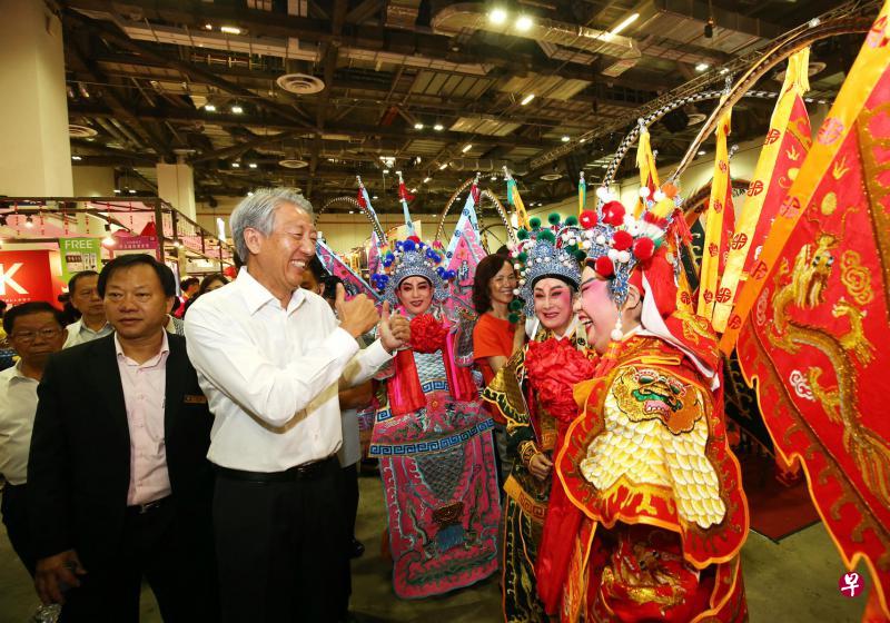 张志贤副总理竖起拇指,赞赏引领入场的八将军。(陈斌勤摄) 张志贤副总理竖起拇指,赞赏引领入场的八将军。(陈斌勤摄)