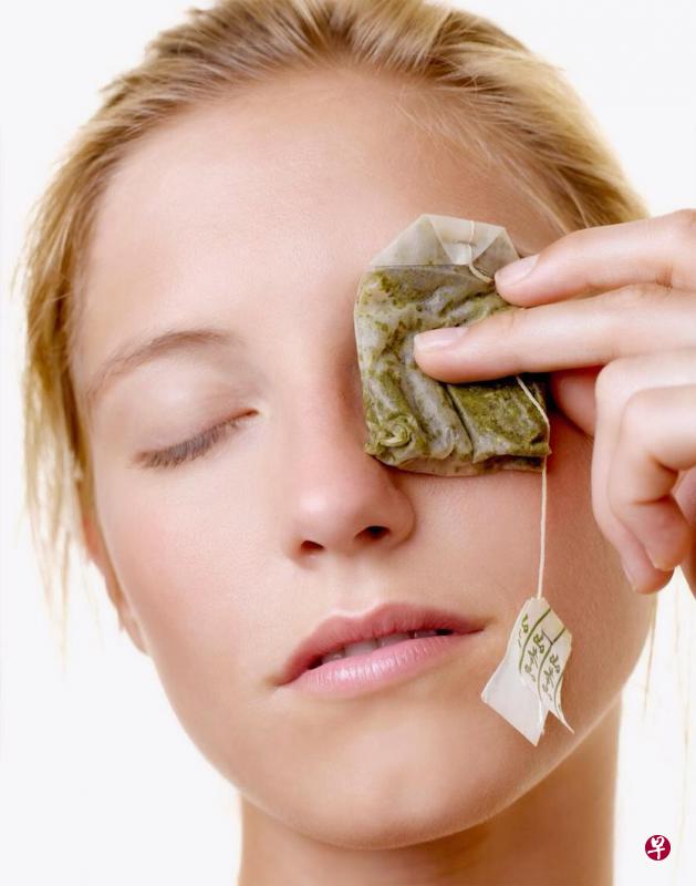 将含咖啡因成分的茶包浸泡在冰水,然后敷在眼袋上,有助于消肿。 将含咖啡因成分的茶包浸泡在冰水,然后敷在眼袋上,有助于消肿。