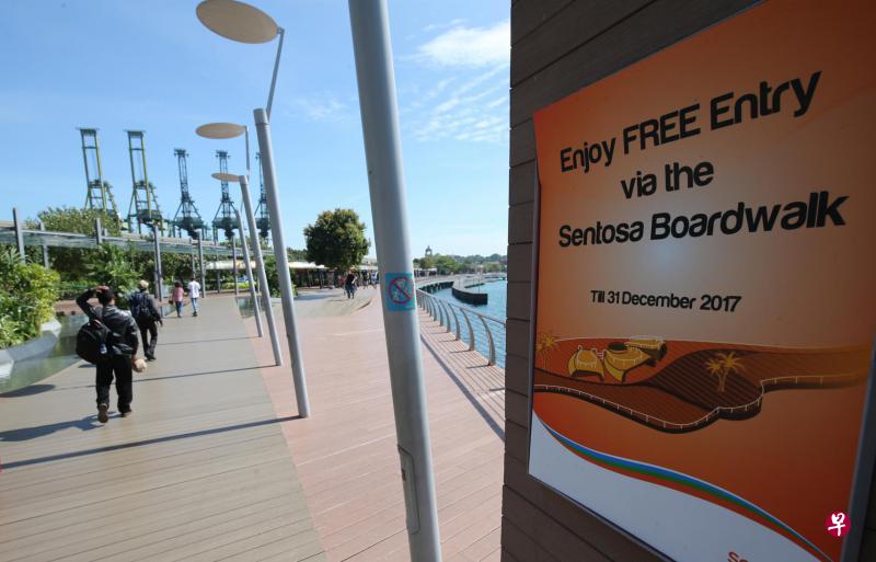 目前有约10%的访客使用跨海步行道进入圣淘沙,当局希望让步行入岛的访客免付入岛费,能鼓励更多人实践绿色出行。(唐家鸿摄) 目前有约10%的访客使用跨海步行道进入圣淘沙,当局希望让步行入岛的访客免付入岛费,能鼓励更多人实践绿色出行。(唐家鸿摄)