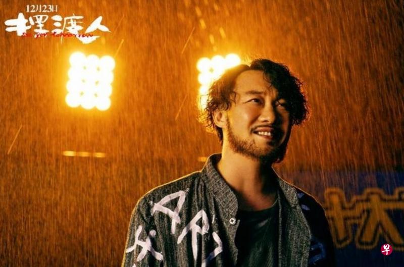 由陈奕迅主唱的电影《摆渡人》爱情版主题曲《让我留在你身边》,是本周冠军歌曲。 由陈奕迅主唱的电影《摆渡人》爱情版主题曲《让我留在你身边》,是本周冠军歌曲。