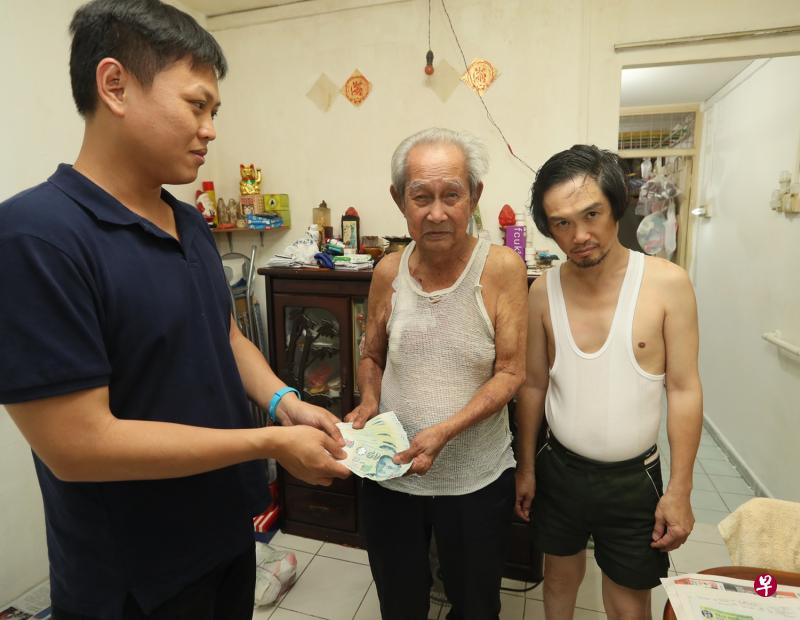 记者把好心人捐赠的2000元交给林文福一家。(吴伟国摄影) 记者把好心人捐赠的2000元交给林文福一家。(吴伟国摄影)