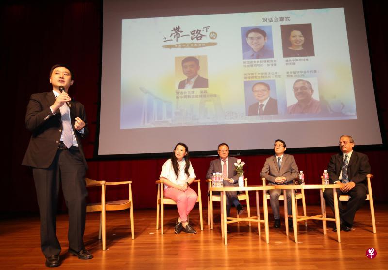 通商中国公共关系总监颜思群(左二起)、南大人文与社会科学院院长刘宏教授、教育部课程规划与发展司司长彭俊豪以及曾在中国求学的印族商人拉维沙尔玛分享留学经历、人文交流和教育的观点等。主持人是新华网新加坡频道总经理吴磊(左一)。(周柏荣摄) 通商中国公共关系总监颜思群(左二起)、南大人文与社会科学院院长刘宏教授、教育部课程规划与发展司司长彭俊豪以及曾在中国求学的印族商人拉维沙尔玛分享留学经历、人文交流和教育的观点等。主持人是新华网新加坡频道总经理吴磊(左一)。(周柏荣摄)