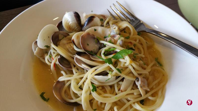 白酒蛤蜊意面(Spaghetti Vongole)丰足滋味,尤其汤汁是重头戏。(黄亿敏摄) 白酒蛤蜊意面(Spaghetti Vongole)丰足滋味,尤其汤汁是重头戏。(黄亿敏摄)