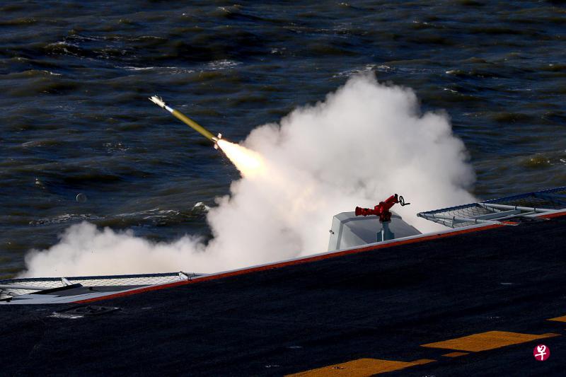 这张拍摄于本月,但具体日期未明的照片,显示辽宁舰在渤海演习时,发射出一枚导弹。(法新社) 这张拍摄于本月,但具体日期未明的照片,显示辽宁舰在渤海演习时,发射出一枚导弹。(法新社)