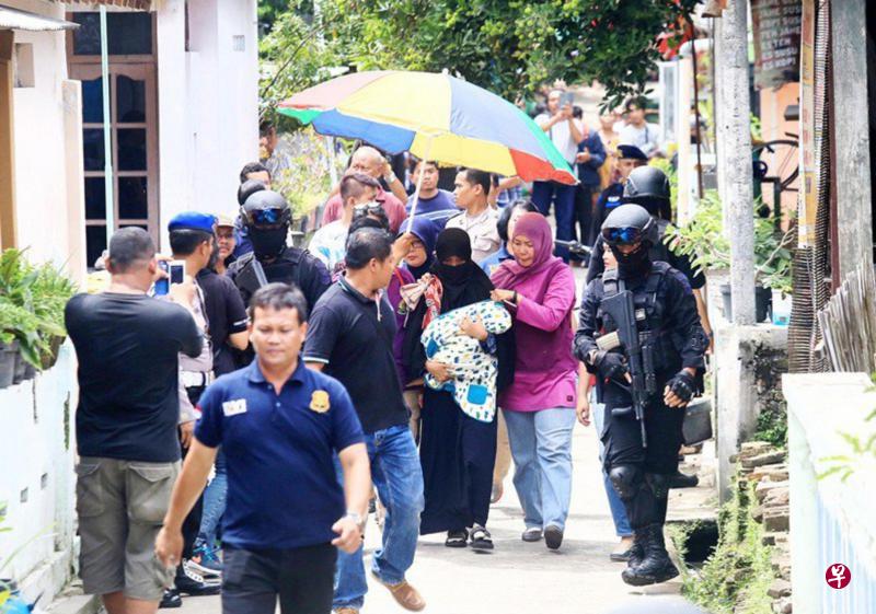 涉及印尼总统府恐袭阴谋的女嫌犯阿琳达(中,穿黑袍)日前在梭罗一个小镇的家中被逮捕。(雅加达邮报) 涉及印尼总统府恐袭阴谋的女嫌犯阿琳达(中,穿黑袍)日前在梭罗一个小镇的家中被逮捕。(雅加达邮报)