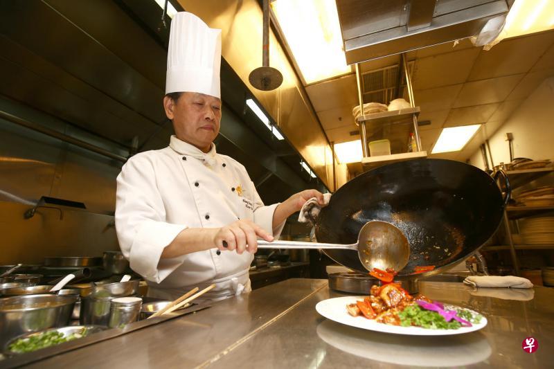 黄清标认为,左宗棠鸡重点是蒜茸和姜茸都要半生熟上桌。 黄清标认为,左宗棠鸡重点是蒜茸和姜茸都要半生熟上桌。