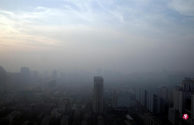北京昨天启动空气重污染红色预警，建筑被一片灰蒙蒙的雾霾笼罩。（路透社）