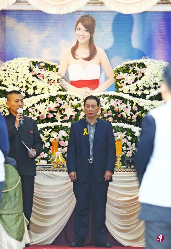 薇薇安告别式上,其父陈连春在场谢意。(台湾联合报图) 薇薇安告别式上,其父陈连春在场谢意。(台湾联合报图)