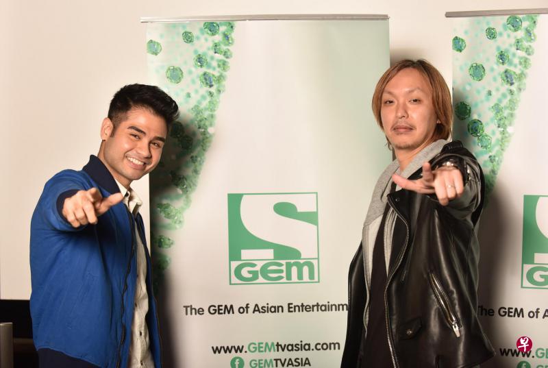 菲律宾歌手Michael David Bodin(左)是今年秋季《日语歌王争霸赛》冠军。右为节目创办人兼导演五步一勇治。(GEM频道提供照片) 菲律宾歌手Michael David Bodin(左)是今年秋季《日语歌王争霸赛》冠军。右为节目创办人兼导演五步一勇治。(GEM频道提供照片)