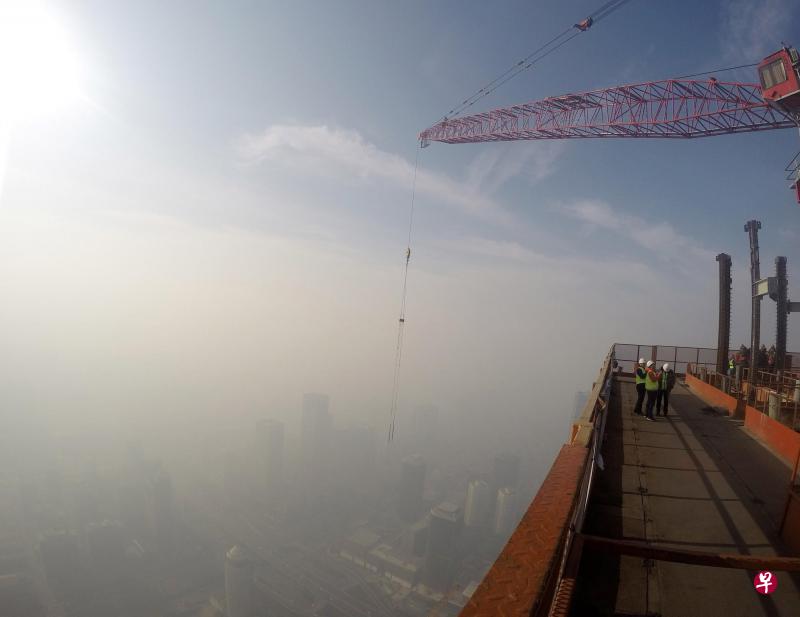 北京市政府前晚发布红色预警,下令1200家企业启动应急措施,其中700家停产,500家限产。(新华社) 北京市政府前晚发布红色预警,下令1200家企业启动应急措施,其中700家停产,500家限产。(新华社)