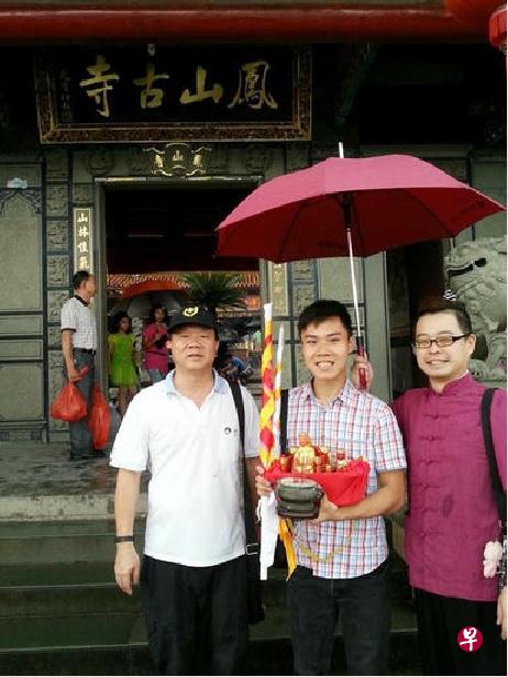 余俊豪(中)带着三代祖师神像回乡。(受访者提供) 余俊豪(中)带着三代祖师神像回乡。(受访者提供)