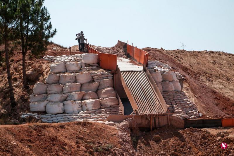 中国九星矿山公司在苏阿马哈马尼那镇开采金矿,仅五个月就被迫暂时关闭撤离。(法新社) 中国九星矿山公司在苏阿马哈马尼那镇开采金矿,仅五个月就被迫暂时关闭撤离。(法新社)