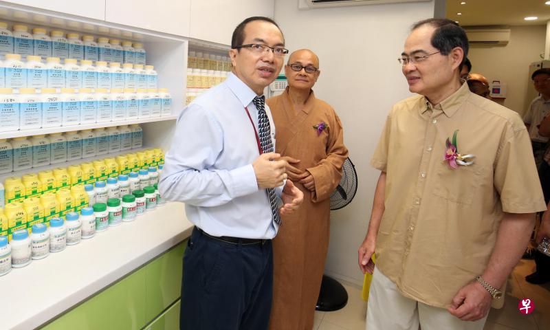 为杜佛弯的新加坡佛教施诊所主持开幕的贸工部长(贸易)林勋强(右起),在佛教施诊所主席广声法师(中)和杜佛分所经理林基成的陪同下参观新诊所。(邬福梁摄) 为杜佛弯的新加坡佛教施诊所主持开幕的贸工部长(贸易)林勋强(右起),在佛教施诊所主席广声法师(中)和杜佛分所经理林基成的陪同下参观新诊所。(邬福梁摄)