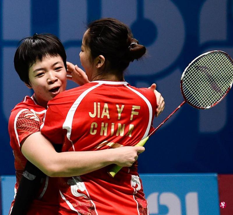 中国双打小将陈清晨(左)拥抱队友贾一凡庆祝胜利。(法新社) 中国双打小将陈清晨(左)拥抱队友贾一凡庆祝胜利。(法新社)