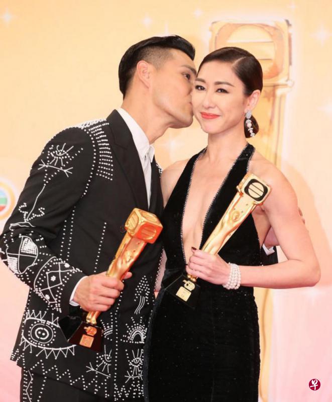 陈展鹏(左)向出炉视后胡定欣献吻。(网络图) 陈展鹏(左)向出炉视后胡定欣献吻。(网络图)