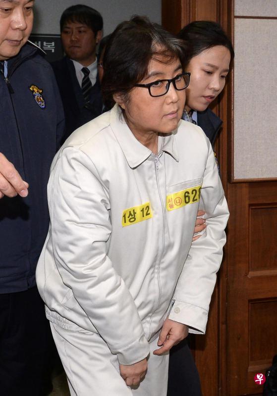 韩国总统的闺蜜崔顺实昨天穿着白色囚服出席法庭的审前会议，媒体首次清楚拍到她的样貌。（法新社）