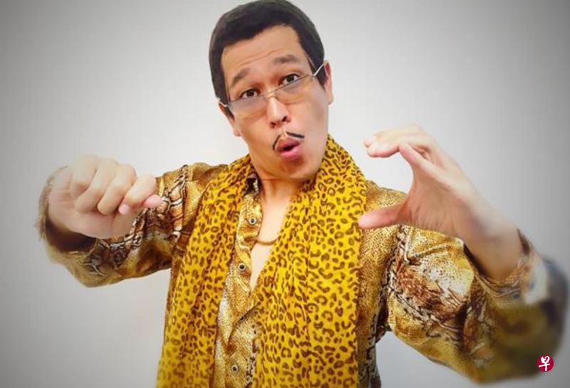 Piko太郎一曲“PPAP”风靡全球,引发数不清的恶搞和cover。(网络照片、YouTube截图) Piko太郎一曲“PPAP”风靡全球,引发数不清的恶搞和cover。(网络照片、YouTube截图)