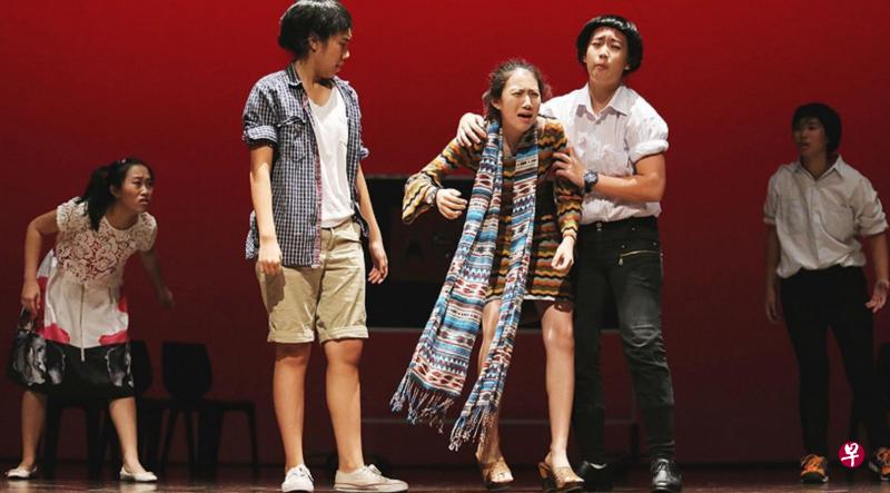 南洋戏剧节，学生们倾情演出，触动观众心弦。（南洋女中提供）